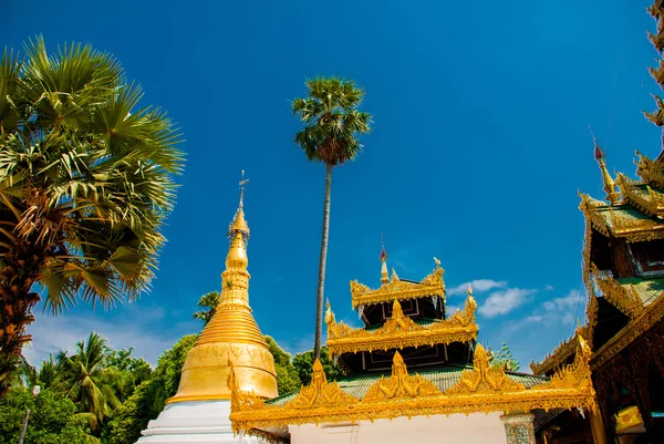 Gyllene stupa. Shwedagon Paya pagoda. Yangon, Myanmar — Stockfoto