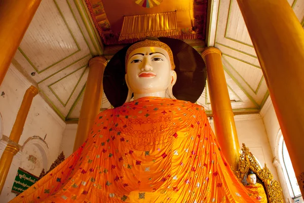 Gran escultura de Buda. Pagoda Shwedagon Paya. Yangón, Myanmar —  Fotos de Stock