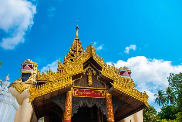 Entrada com enormes estátuas de animais. Shwedagon Paya pagode. Rangum, Mianmar — Fotografia de Stock