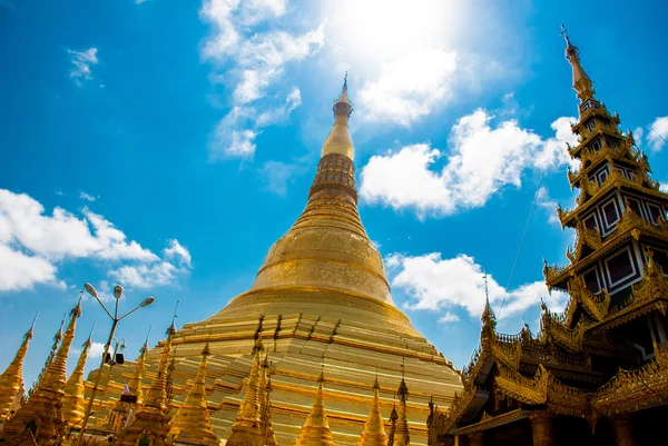 Estupa dourada. Shwedagon Paya pagode. Rangum, Mianmar — Fotografia de Stock