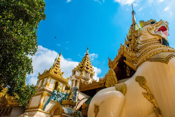 Entré med enorma statyer av djur. Shwedagon Paya pagoda. Yangon, Myanmar — Stockfoto