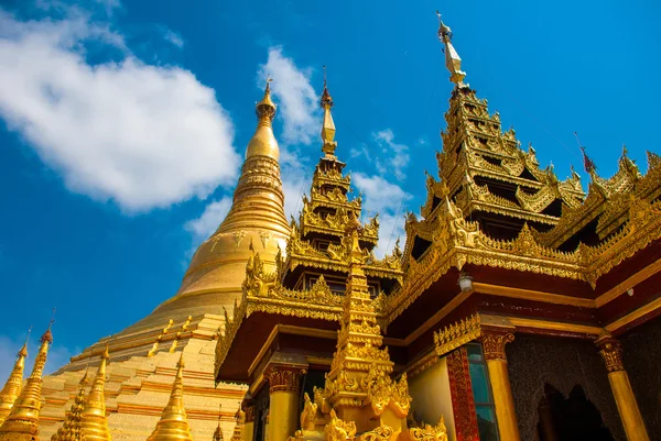 Golden stupa. Shwedagon Paya pagoda. Yangon, Myanmar — Stock Photo, Image