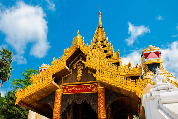 Büyük hayvan heykelleri ile giriş. Shwedagon Selami pagoda. Yangon, Myanmar