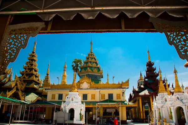 Pagoda Shwedagon Paya. Yangón, Myanmar — Foto de Stock