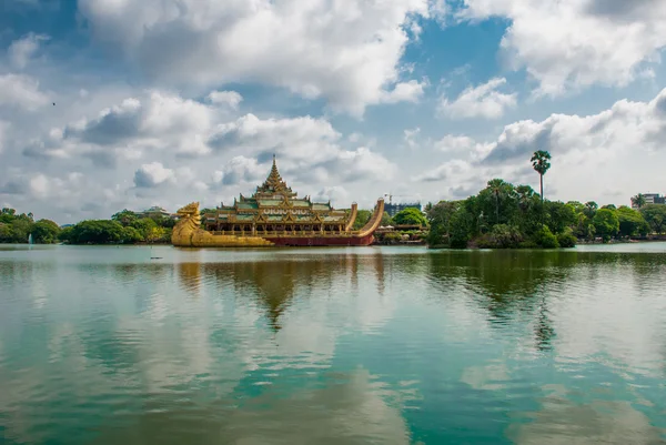 金 Karaweik 宫，缅甸仰光。缅甸 — 图库照片