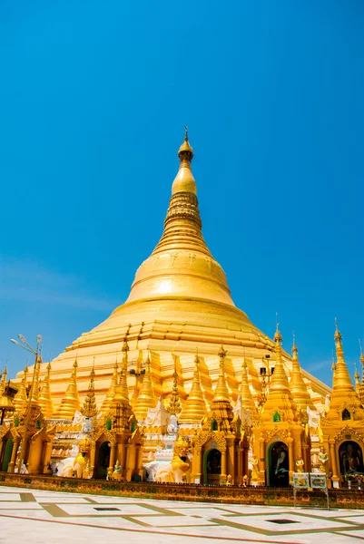 Złota stupa. Pagoda Shwedagon Paya. Yangon, Myanmar — Zdjęcie stockowe
