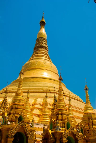 Złota stupa. Pagoda Shwedagon Paya. Yangon, Myanmar — Zdjęcie stockowe