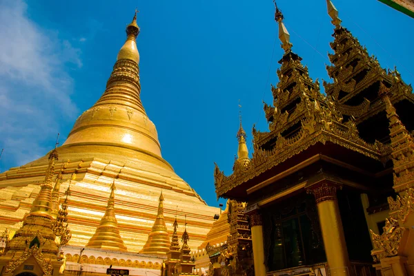 Estupa dourada. Shwedagon Paya pagode. Rangum, Mianmar — Fotografia de Stock