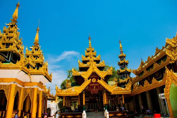 Pagoda Shwedagon Paya. Yangón, Myanmar — Foto de Stock