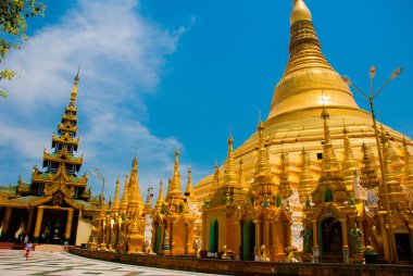 Altın stupa. Shwedagon Selami pagoda. Yangon, Myanmar