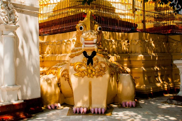 Shwedagon Paya pagoda, sculpture. Yangon, Myanmar — Stock Photo, Image