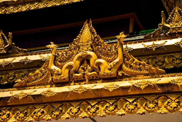 Un frammento di decorazione d'oro. Pagoda Shwedagon Paya. Yangon, Myanmar — Foto Stock
