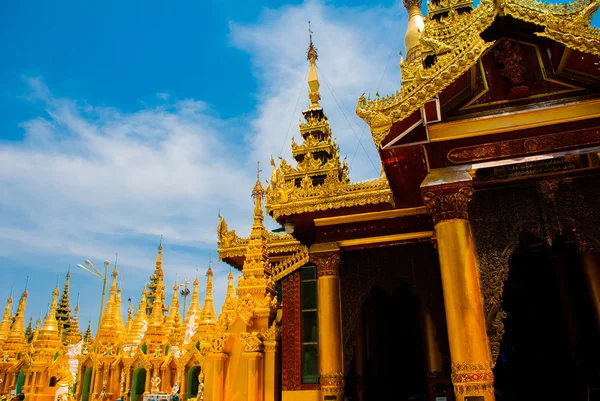 Золотая ступа. Пагода Шведагон-пагода. Янгон, Мьянма — стоковое фото