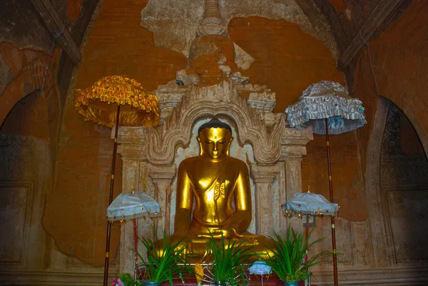 En staty av en gyllene sittande Buddha i templet i Bagan, Myanmar. Burma — Stockfoto