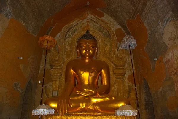 En staty av en gyllene sittande Buddha i templet i Bagan, Myanmar. Burma — Stockfoto