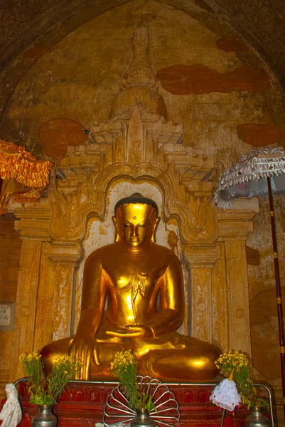 En staty av en gyllene sittande Buddha i templet i Bagan, Myanmar. Burma — Stockfoto