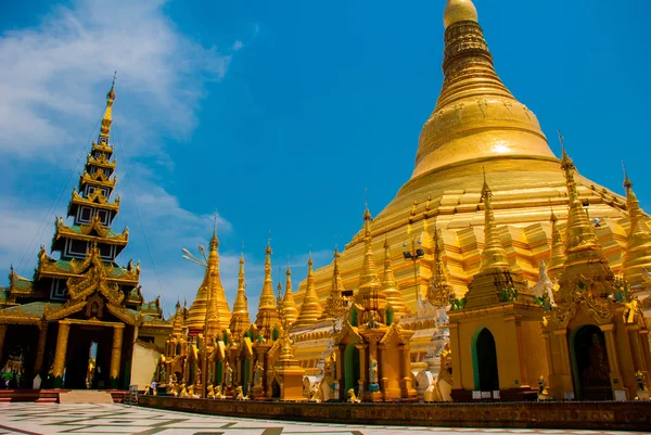 Goldene Stupa. shwedagon paya Pagode. Yangon, Myanmar — Stockfoto