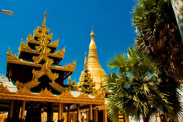 Pagoda Shwedagon Paya. Yangón, Myanmar — Foto de Stock