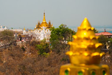 Altın Stupa. Küçük kasabanın görünümü Sagaing, Myanmar