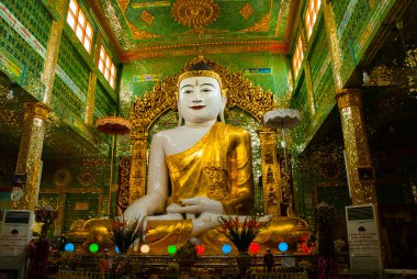 Büyük Buda heykeli. Budist Pagoda 'nın iç kısmı. Sagaing, Myanmar