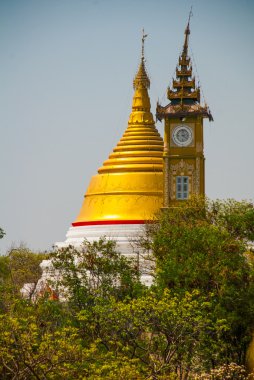 Altın stupa küçük bir kasaba Sagaing, Myanmar