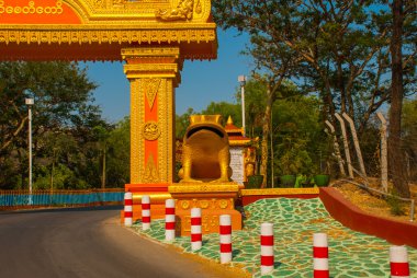 Golden gate karayolu ile. Sagaing, Myanmar