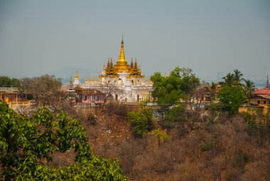 Budist Pagoda küçük bir kasaba Sagaing, Myanmar