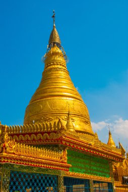 Altın stupa küçük bir kasaba Sagaing, Myanmar