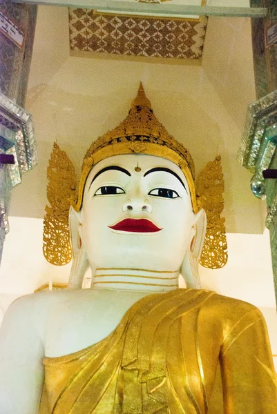 Een groot standbeeld van een vergadering Bubba in het interieur van de tempel. Pagode. Amarapura, Myanmar. Birma. — Stockfoto