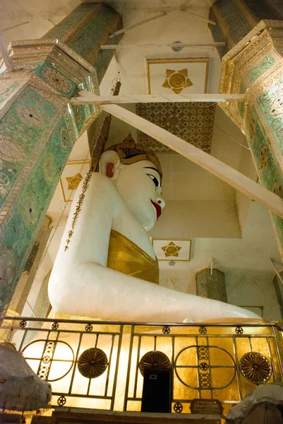 Огромная статуя сидящей Буббы в интерьере храма. Пагода. Амарапура, Мьянма. Бирма . — стоковое фото