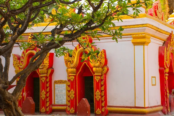 Pagode. A porta com decoração vermelha. Amarapura, Myanmar. Birmânia . — Fotografia de Stock