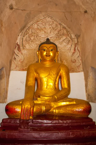 Złoty posąg siedzącego Buddy w świątyni w Bagan, Birma — Zdjęcie stockowe