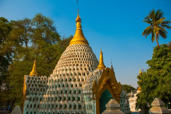 Małych posągi Buddy. Pagoda. Amarapura, Myanmar. Birmy. — Zdjęcie stockowe