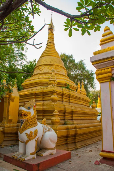 Rzeźby zwierząt i Golden stup. Amarapura, Myanmar. Birmy. — Zdjęcie stockowe