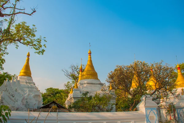 Gyllene Stupas. Amarapura, Myanmar. Burma. — Stockfoto