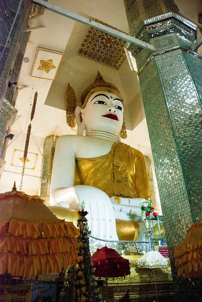 En enorm staty av en sittande Bubba i inre av templet. Pagoda. Amarapura, Myanmar. Burma. — Stockfoto