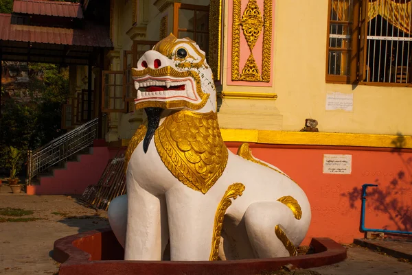 Chinthe Patung-patung hewan. Amarapura, Myanmar. Burma . — Stok Foto