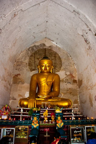 Une statue d'un Bouddha assis en or dans le temple de Bagan, Myanmar — Photo