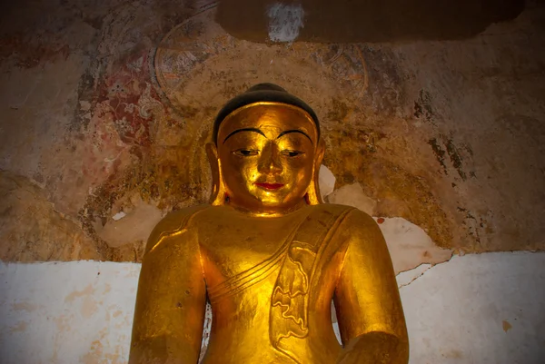 Une statue d'un Bouddha assis en or dans le temple de Bagan, Myanmar — Photo