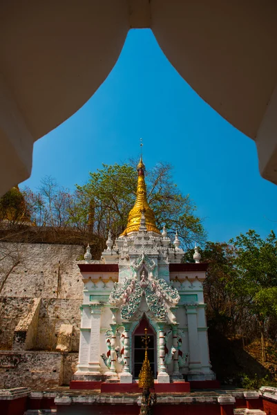 Altın stupa küçük bir kasaba Sagaing, Myanmar