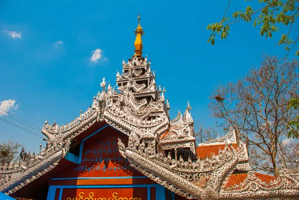 Буддийская пагода в маленьком городке Сагаин, Мьянма — стоковое фото