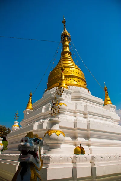 Arany sztúpa egy kisvárosban Sagaing, Mianmar — Stock Fotó