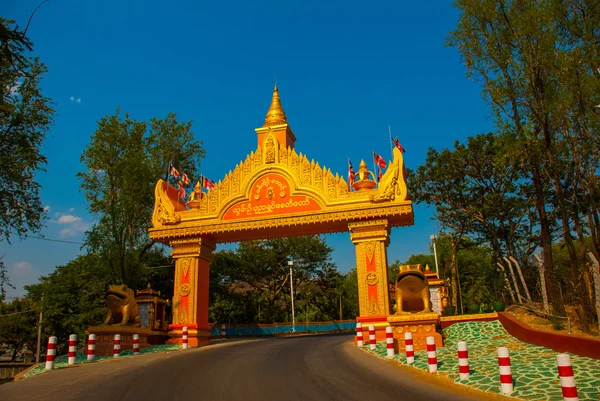 Portão dourado na estrada. Sagaing, Mianmar — Fotografia de Stock