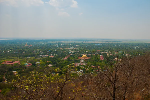 Uitzicht op de kleine stad Sagaing, Myanmar — Stockfoto