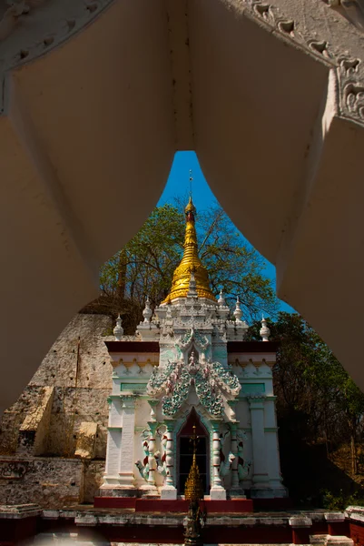 Altın stupa küçük bir kasaba Sagaing, Myanmar