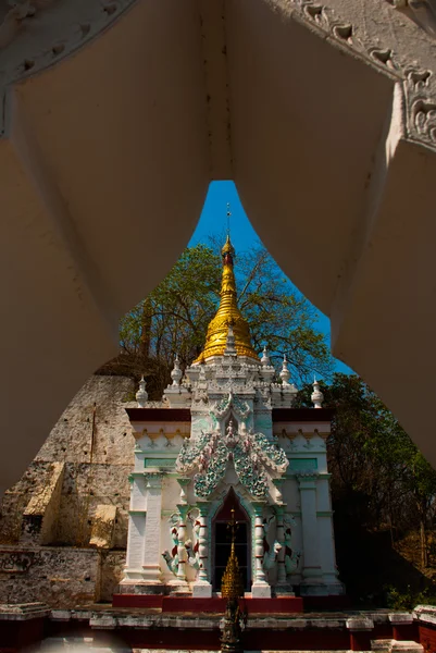 Złota stupa w małym miasteczku Sikongu, Myanmar — Zdjęcie stockowe
