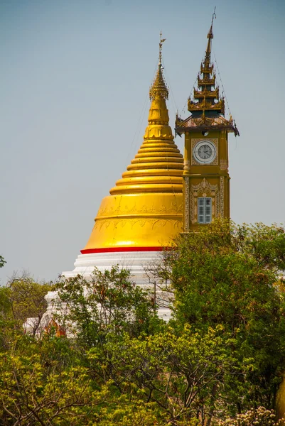 Estupa dorada en una pequeña ciudad Sagaing, Myanmar — Foto de Stock