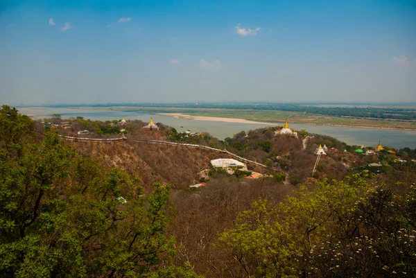 Vista da pequena cidade de Sagaing, Mianmar — Fotografia de Stock