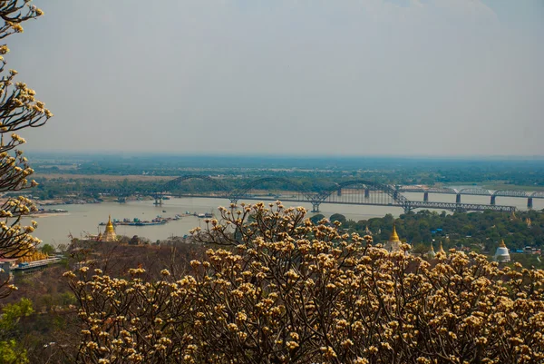 Vista da pequena cidade de Sagaing, Mianmar — Fotografia de Stock