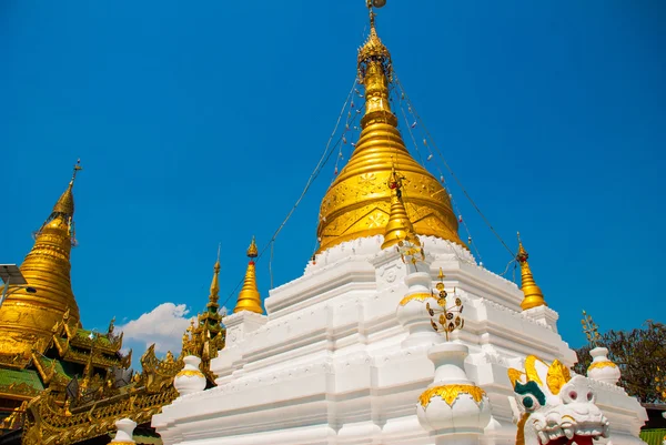 Goldene Stupa in einer Kleinstadt sagaing, myanmar — Stockfoto